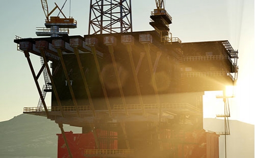 保養機器部件配件 油起到了很好的保養作用那么槽型托輥在保養的時候什么時候要換油什么時候 多少才適合    如果換油太少，槽型托輥的軸承就會提前報廢；如果換油過多，摩擦托輥就會陷入困境或長期危害動力線圈和卷線。那么槽型托輥托輥該如何維護呢？槽型托輥廠家為大家講解一下，希望對大家有所幫助：   決定什么時候潤滑以及什么時候停止注油的方式非常簡單：制定一個基礎線、制定觀察計劃表和注油的時候進行監測。