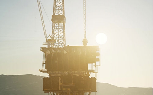 若是一個錐形托輥的分貝超越根底線8分貝，咱們以為這個軸承需求光滑。當咱們意識到這個軸承需求光滑，那么曉得什么時候中止注油將會避免過度光滑的呈現。能夠依照以下三步來完結：1）、當寫入光滑油時光滑技能員運用超聲波儀器檢測軸承。漸漸注油直到分貝強度降到根底線。2）、若是沒有根底線作為輔導，光滑油的用量應在聲響下降后又上升時中止。這時，技能員應中止持續運用光滑油。3）、以錐形托輥、沖突托輥生產商的輔導