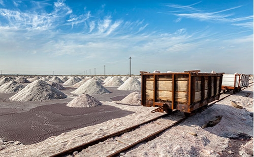 DY移動帶式輸送機主要特點:采用高精度，硬具面齒輪，其承載能力高，(比軟具面具輪提高2-3倍)；壽命長(可達10年)；結構聚湊，占地面積小(可減少50%以上)；重時輕，體積小(可降低50%)；尤其是垂直傳動結構形式，更適于煤礦井下礦山運輸機械上使用。DY型移動式膠帶輸送機是一種工效高， 實用，機動性好的連續輸送裝卸設備。主要用于裝卸地點經常變更動的場所，如：港口、碼頭、車站、煤場、倉庫、建筑工地、